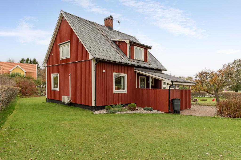 Charmigt 30-talshus med lummig trädgård, odlingsmöjligheter och bergvärme!