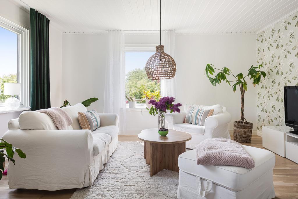  I det inre vardagsrummet finns plats för en rymlig soffgrupp