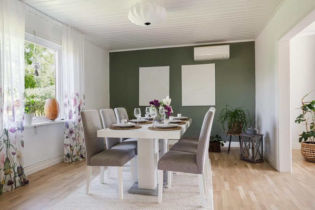 Det ljusa och luftiga vardagsrummet är uppdelat i två härliga sektioner – en inbjudande matplats med utgång till trädgården och ett mer avskilt sällskapsrum längre in,