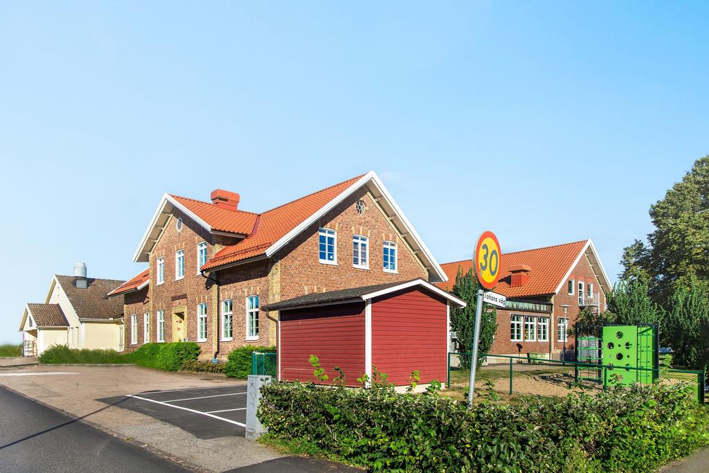 I Slöinge finns det både skola och förskola. Här kan barnen gå upp till 6:e klass. 