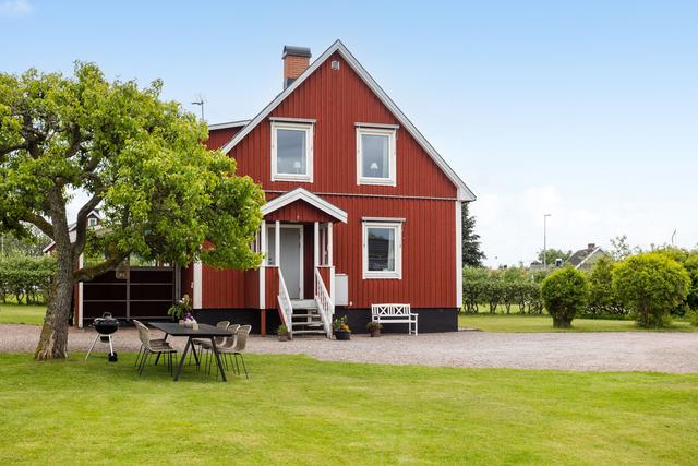 Charmigt 30-talshus med lummig trädgård, odlingsmöjligheter och bergvärme!