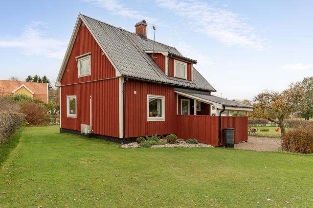 Charmigt 30-talshus med lummig trädgård, odlingsmöjligheter och bergvärme!