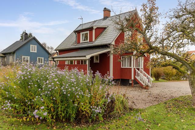 Välkommen till ett charmigt och hemtrevligt hus från 1935, beläget i det idylliska samhället Slöinge.