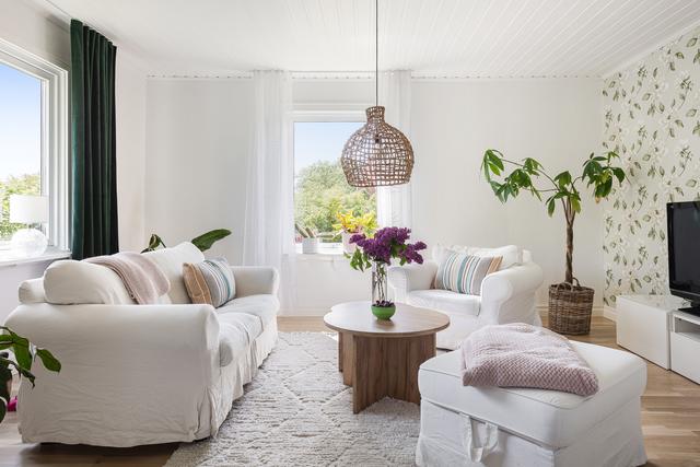  I det inre vardagsrummet finns plats för en rymlig soffgrupp