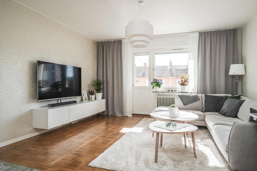 Vardagsrum med utgång till balkongen