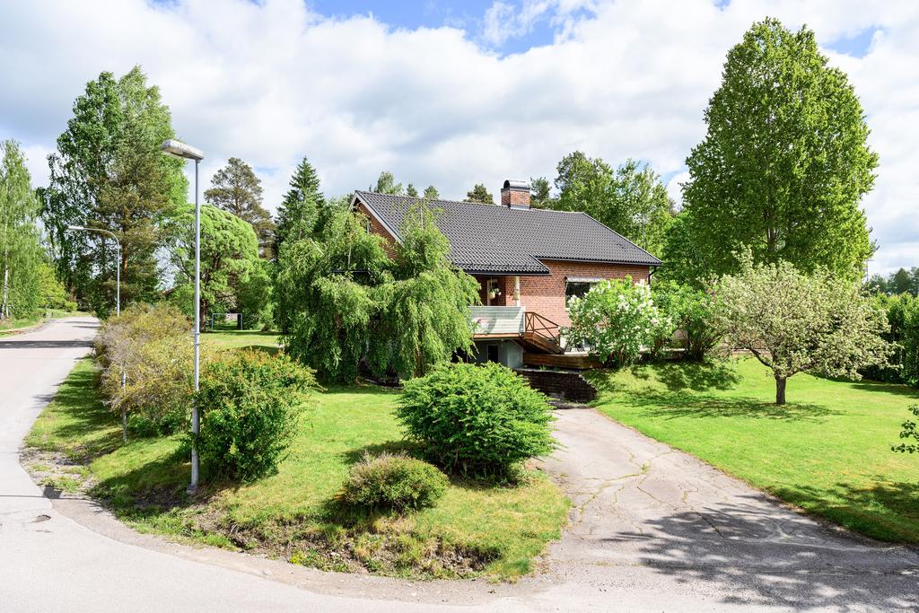 Insynsskyddat läge med fin trädgård