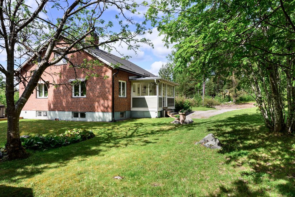 Välkomnande entré via inglasad veranda