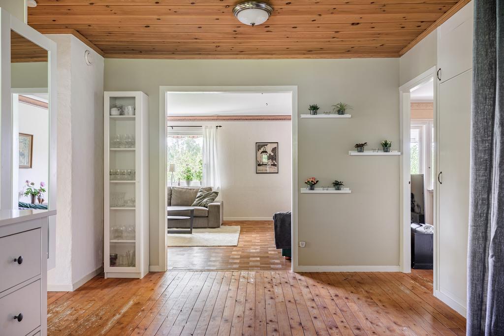 Stort, ljus och öppen hall med överblick över rummen