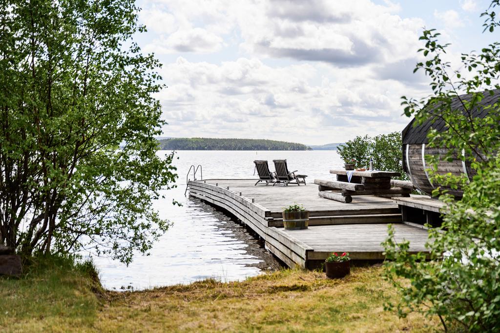 Brygga, badplats och bastu vid sjön