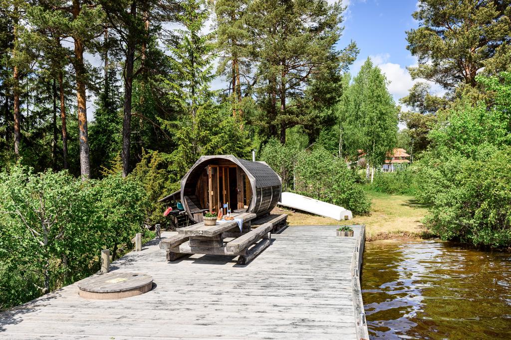 Generös brygga med plats för sittgrupp mm. Fristående bastu