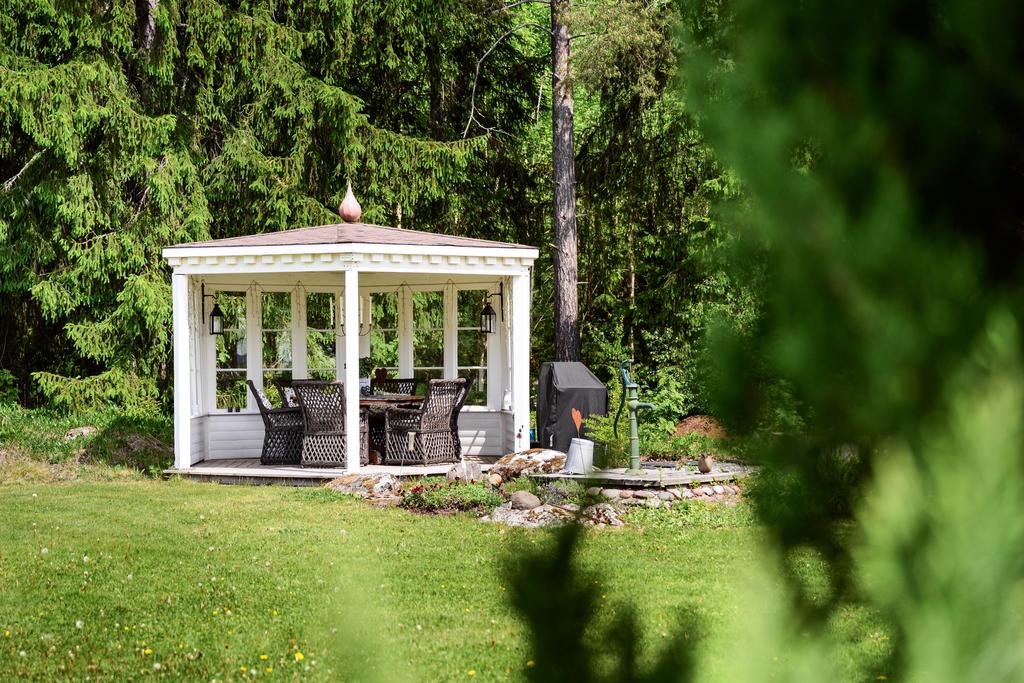Charmigt lusthus i trädgården
