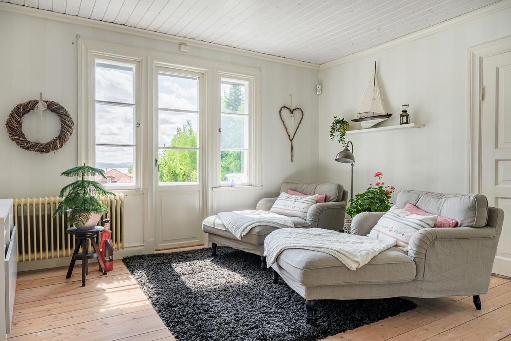 Vackra spröjsade fönster i allrummet som ger rummet ett fint ljusinsläpp