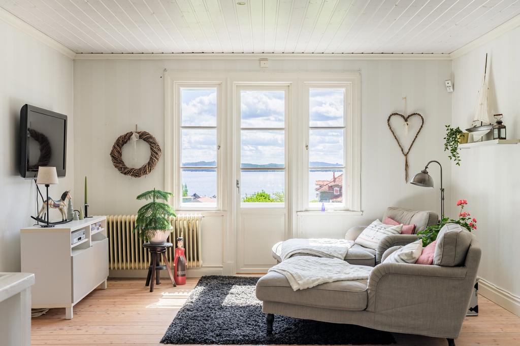 Fantastisk utsiktsvy mot sjön från allrummet