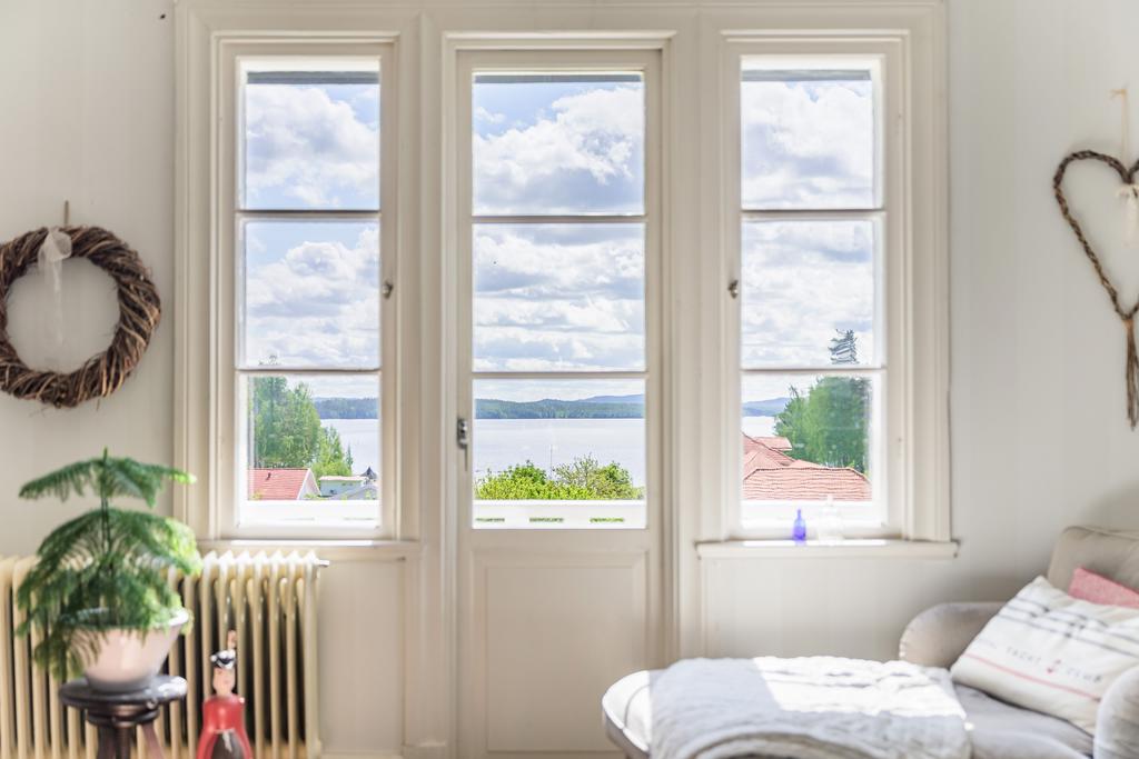 Fantastisk utsiktsvy mot sjön från allrummet