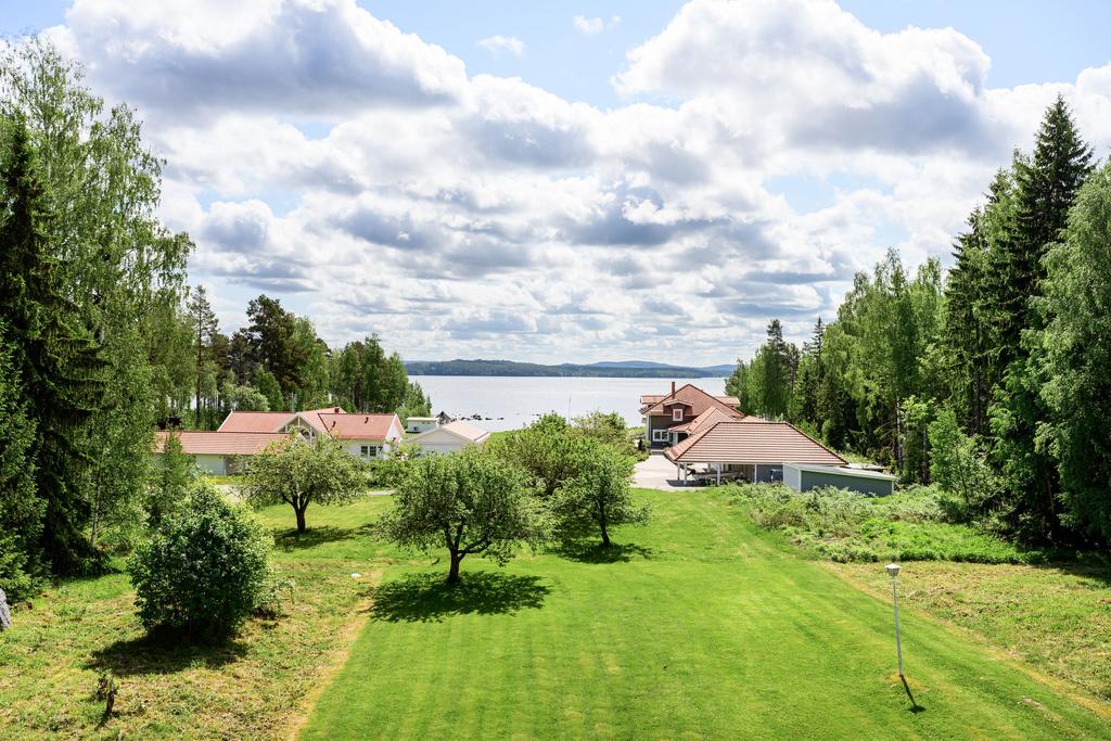 Kliv ut från allrummets balkongdörr och njut av den fantastiska utsikten