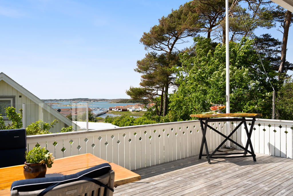 Terrass med gott om plats för matbord och solstolar!
