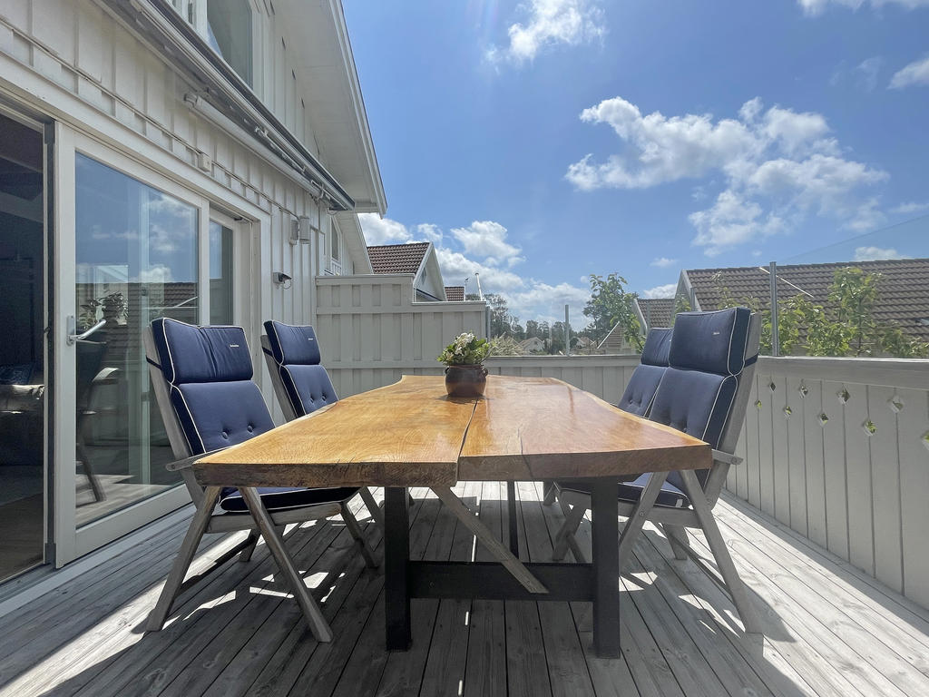 Terrass med gott om plats för middagsgäster!