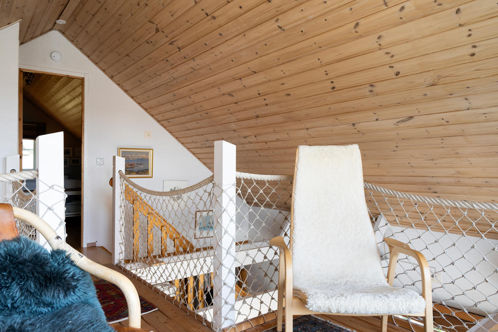 Loft över plan med plats för två vilstolar och bord.