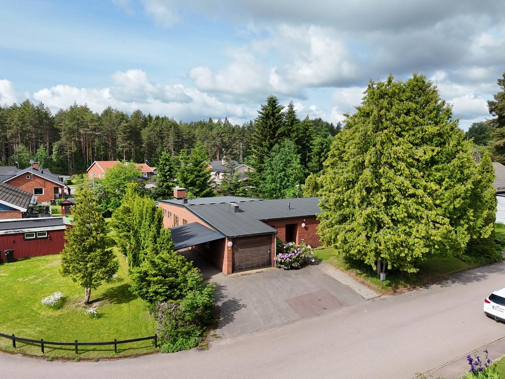 Garage med asfalterad uppfart framför.
