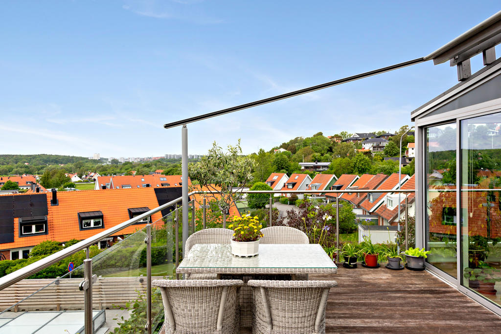 Huset ligger högt belägen med härlig vy över takåsarna och skymt av Karlatornet