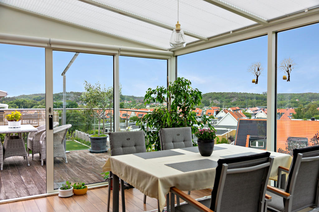 Vinterträdgård/uterum som förlänger utesäsongen. Här vill man äta frukost till solens första strålar och njuta av solnedgången många timmar senare