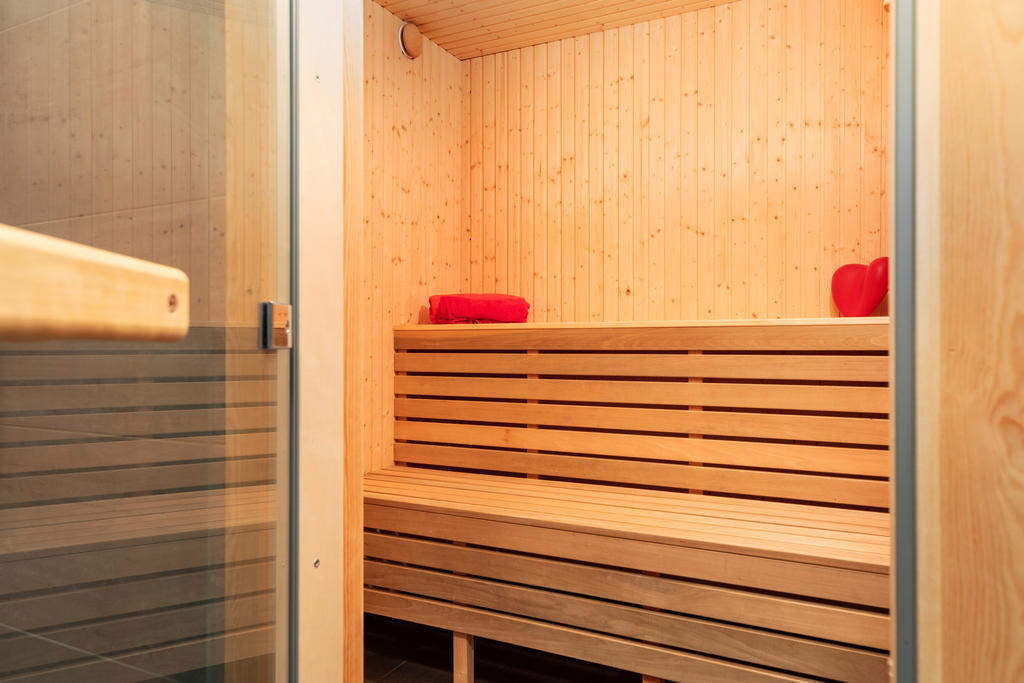 Spaavdelning med bastu med dusch utanför