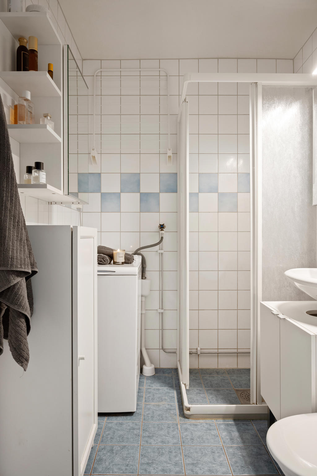 Badrum med dusch- och tvättmöjligheter
