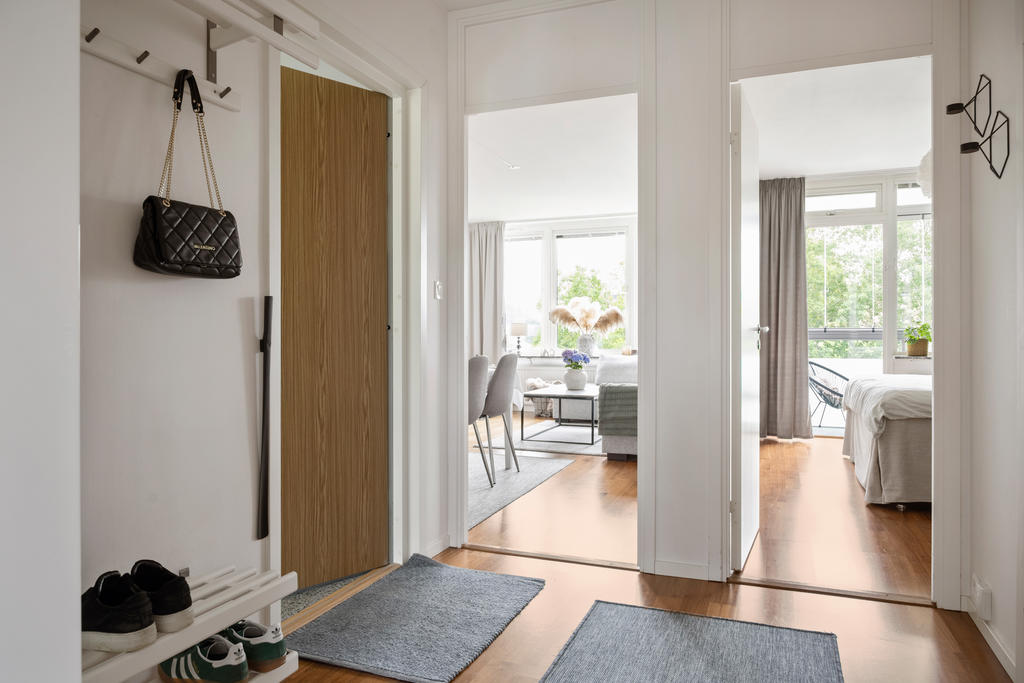 Vy från hallen mot vardagsrum och sovrum