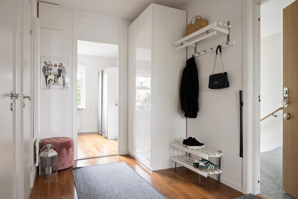 Hallen är stor och rymlig med både garderob och avhängningsmöjligheter 