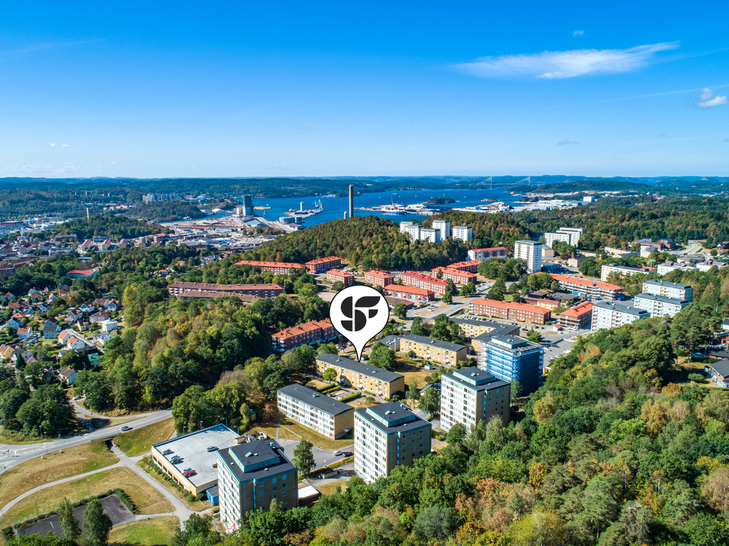 Här finns allt du behöver inom räckhåll, med promenadavstånd till Skogslyckans centrum med närservice såsom matbutiken Coop Konsum, postombud, vårdcentral och pizzeria. Skolor ligger nära till hands och busshållplats ca 300 meter bort.
