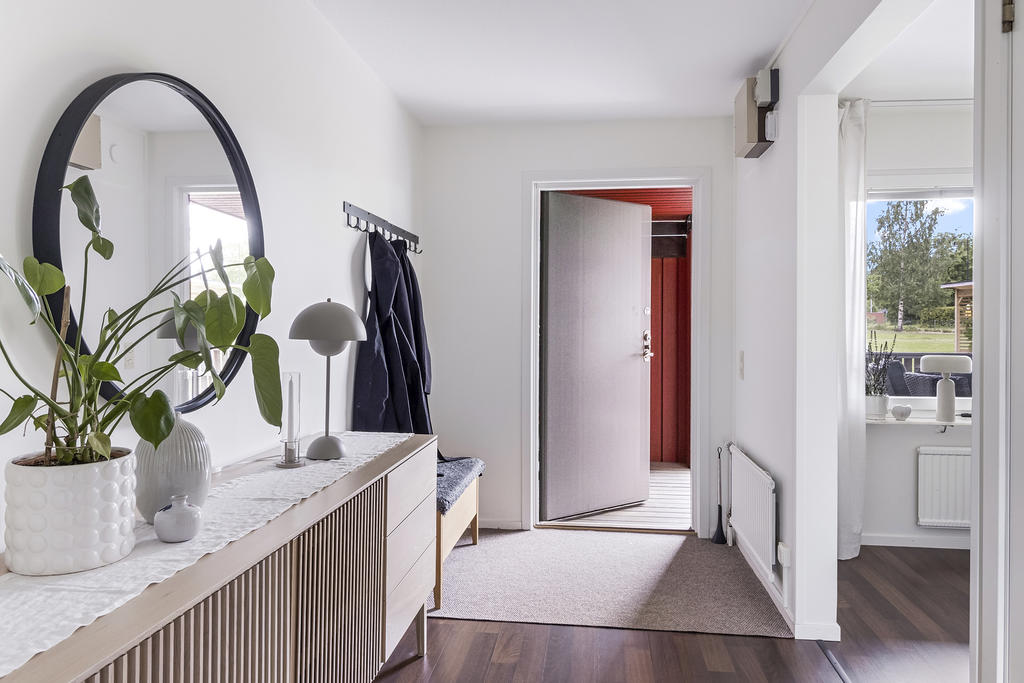 Möblerbar hall med plats för klädförvaring