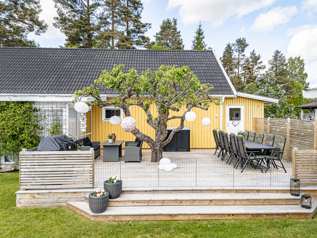 Äppelträdet har byggts in för att skapa en grönskande uteplats