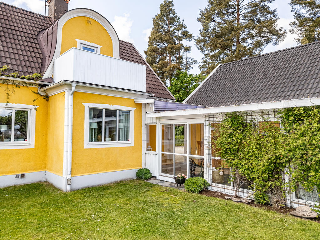 Inglasat uterum binder samman huset med garaget