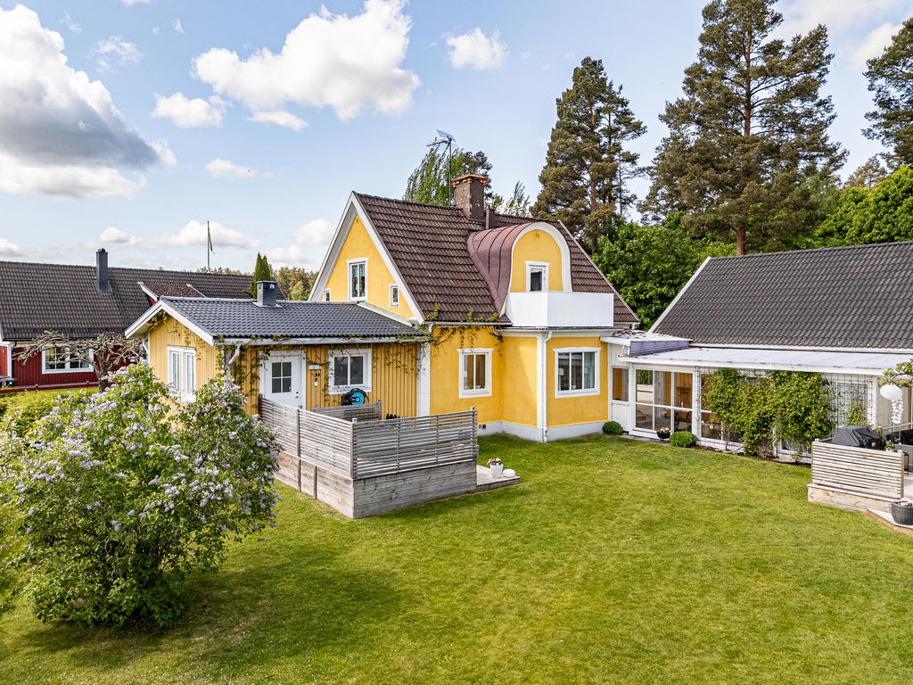 Insynsskyddad och mysig trädgård