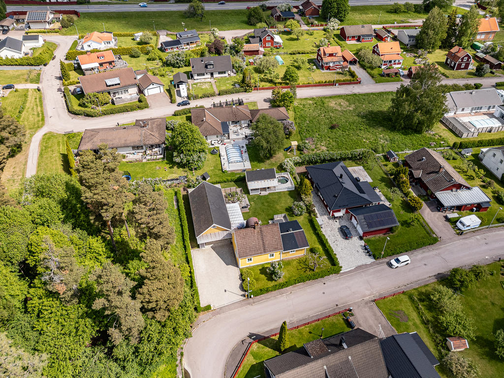 Hörntomt intill skogen!