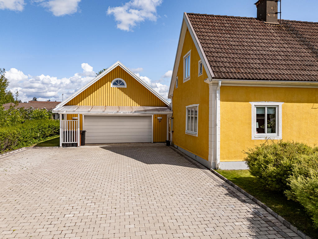 Stor stenbelagd uppfart för flera bilar!