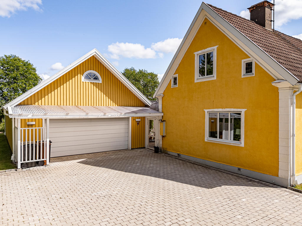 Garage med bred port!