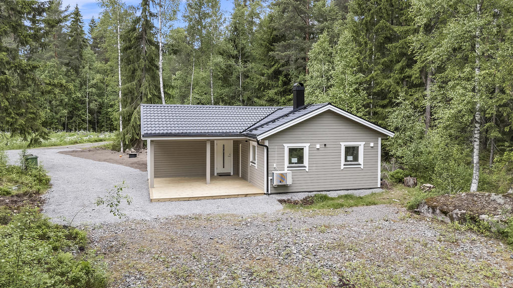 Helrenoverat fritidshus i vacker skogsglänta