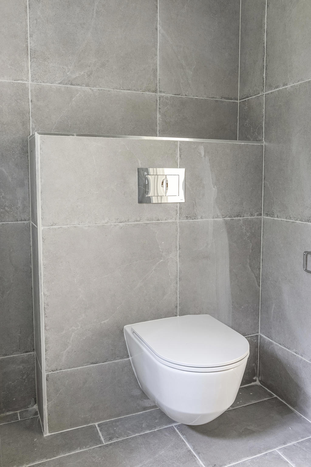 Badrum med vägghängd wc