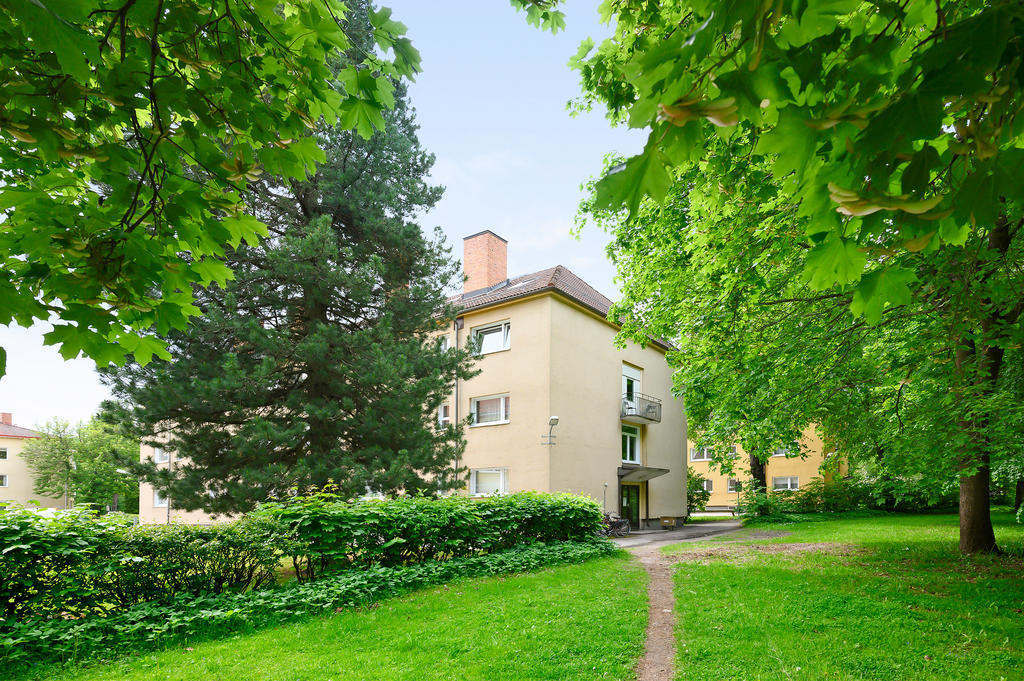 I anslutning till bostaden finns lummiga grönområden och service