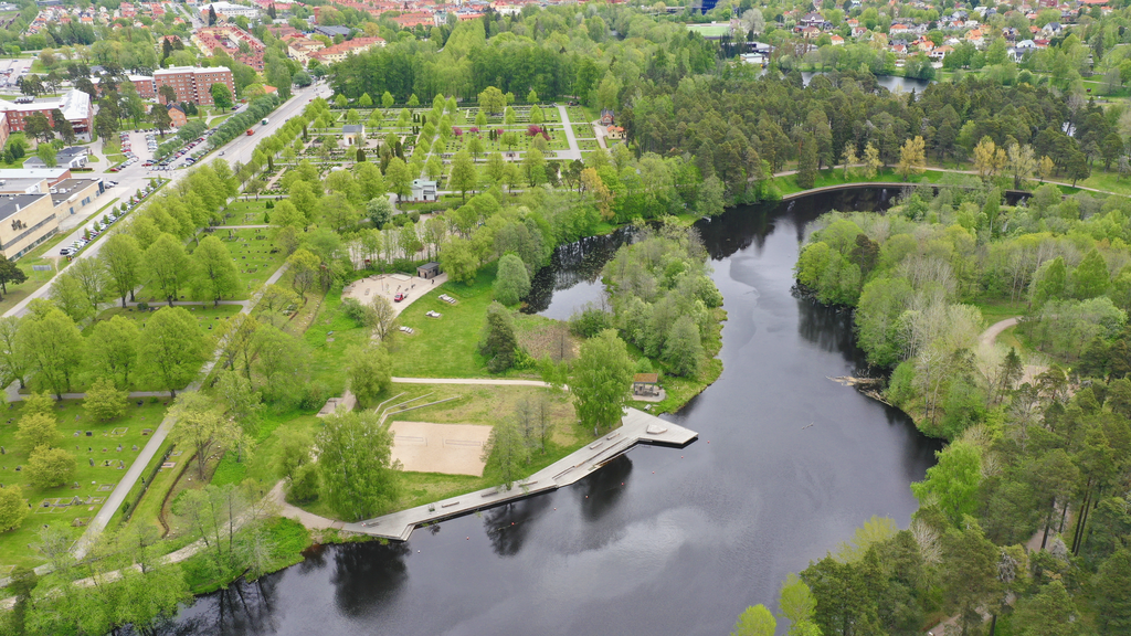 Promenadavstånd från bostaden ligger Boulognerskogen med fina promenadstråk och badplats