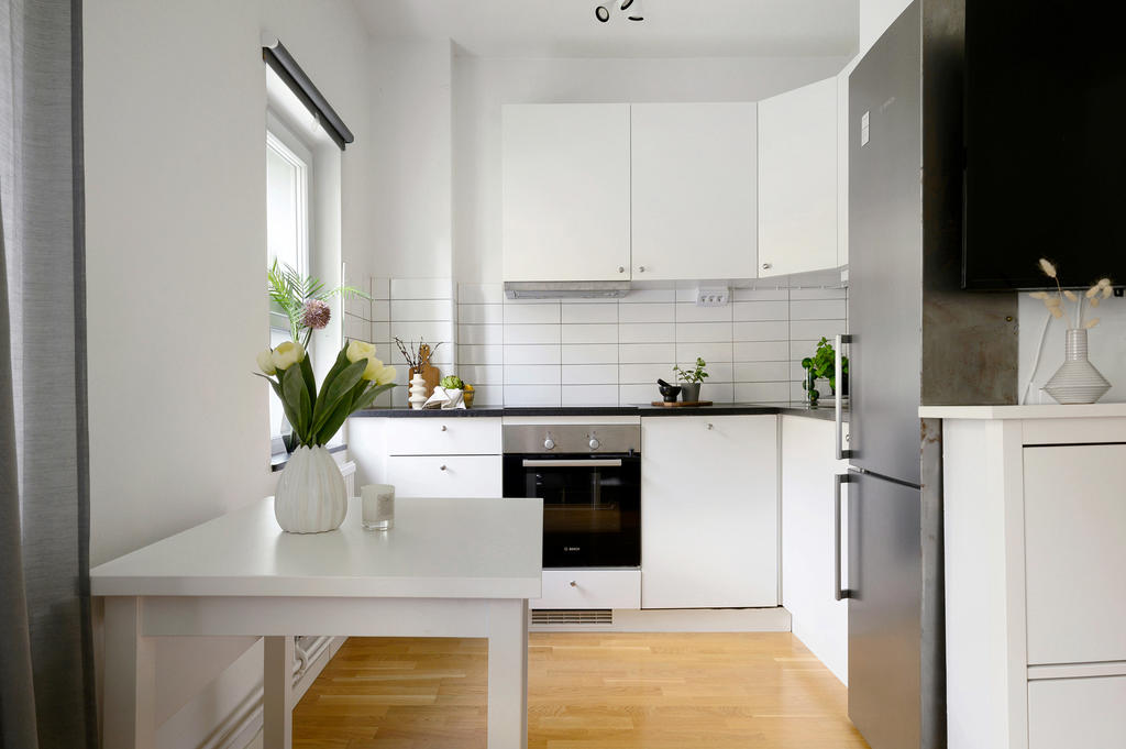 Plats för ett matbord finns mellan kök och allrum
