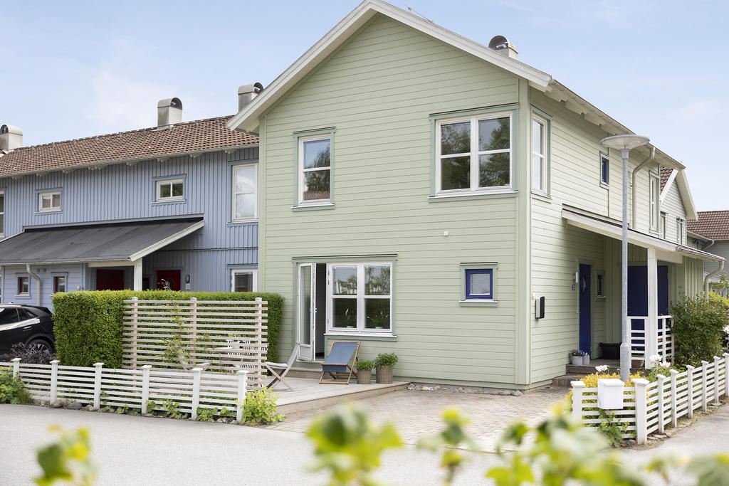 Ett utmärkande läge i området och dessutom hörnläge. Här finns elbilsladdning, två förråd, plats för grill, odling och  två altaner i bästa solläge. 