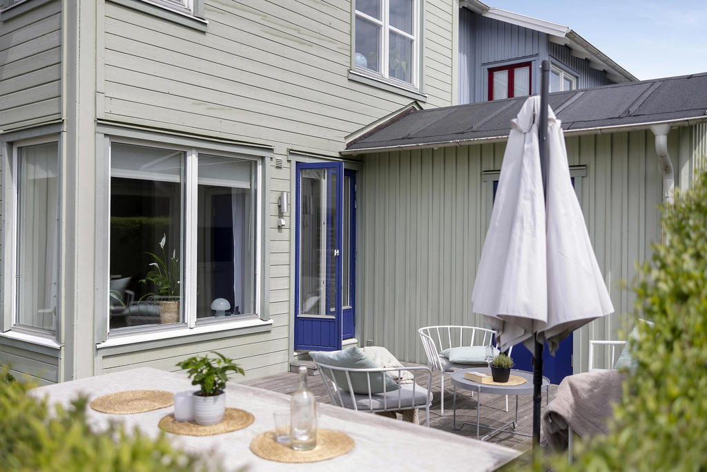 Här finns plats åt båda häng, middagar, solning och grillning. 