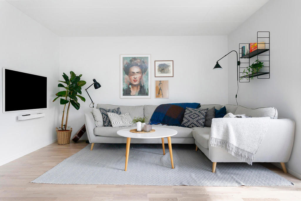 Vardagsrummet ger plats åt både matplats och soffgrupp.