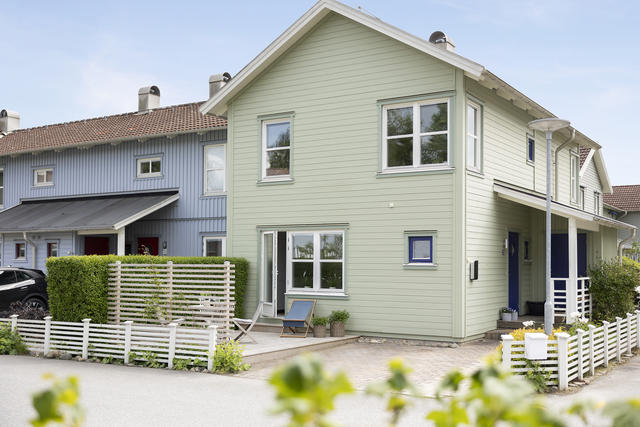 Ett utmärkande läge i området och dessutom hörnläge. Här finns elbilsladdning, två förråd, plats för grill, odling och  två altaner i bästa solläge. 