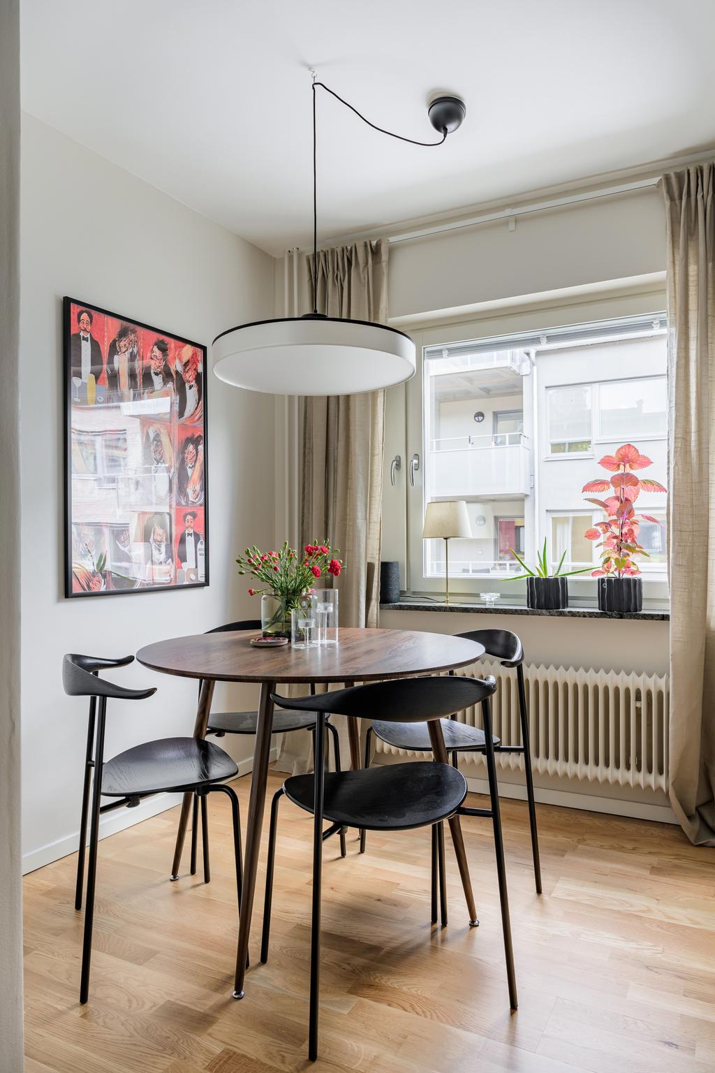 Gott om plats för matgrupp i köket