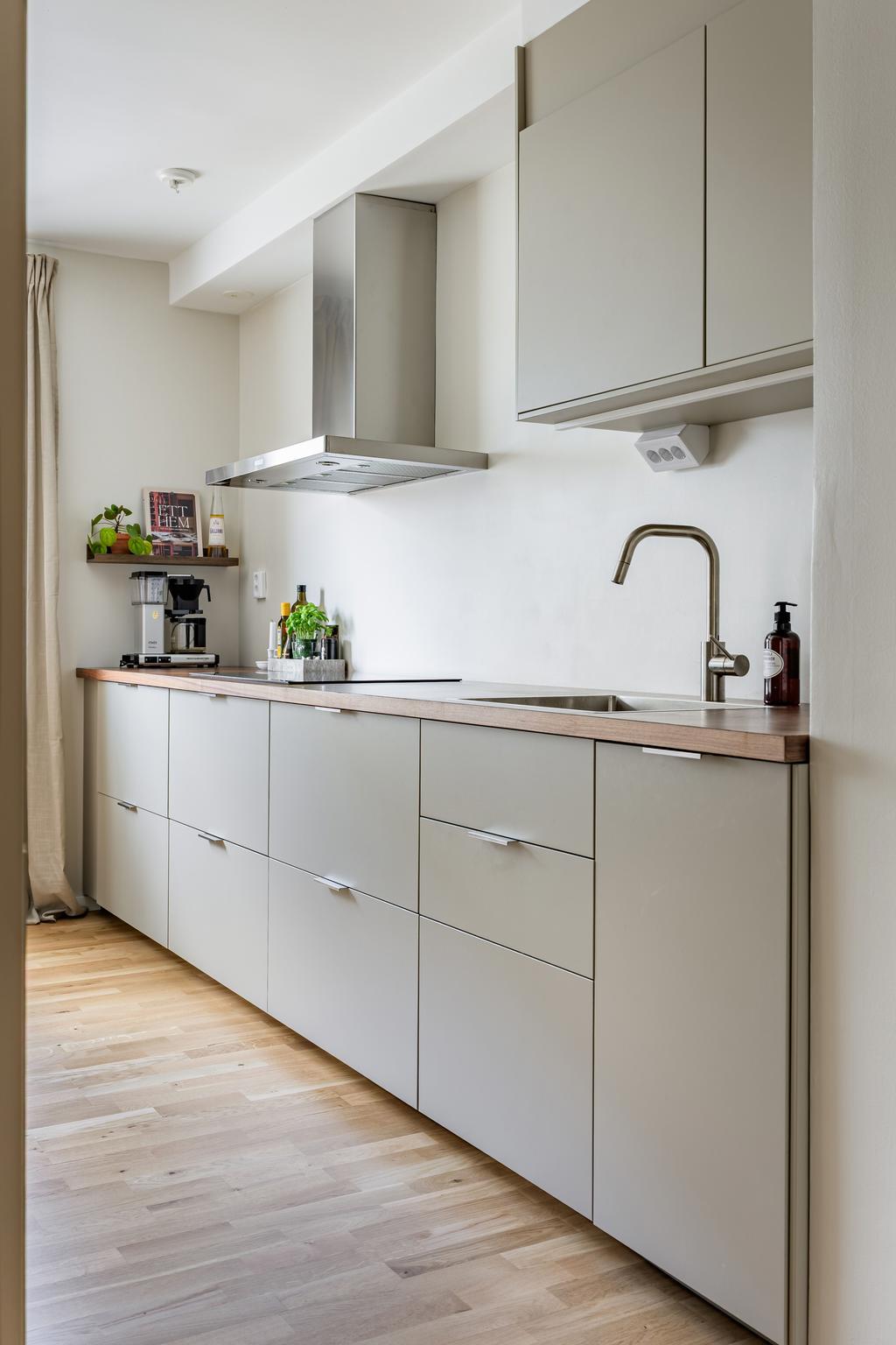 Harmoniska färgval i köket med fronter i fin beige färgton 