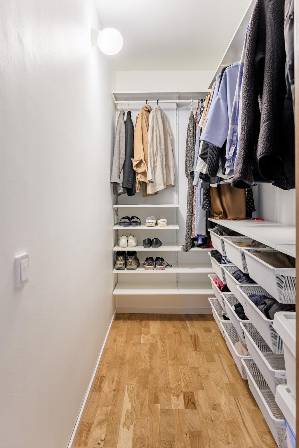 Generös klädkammare med optimal inredning