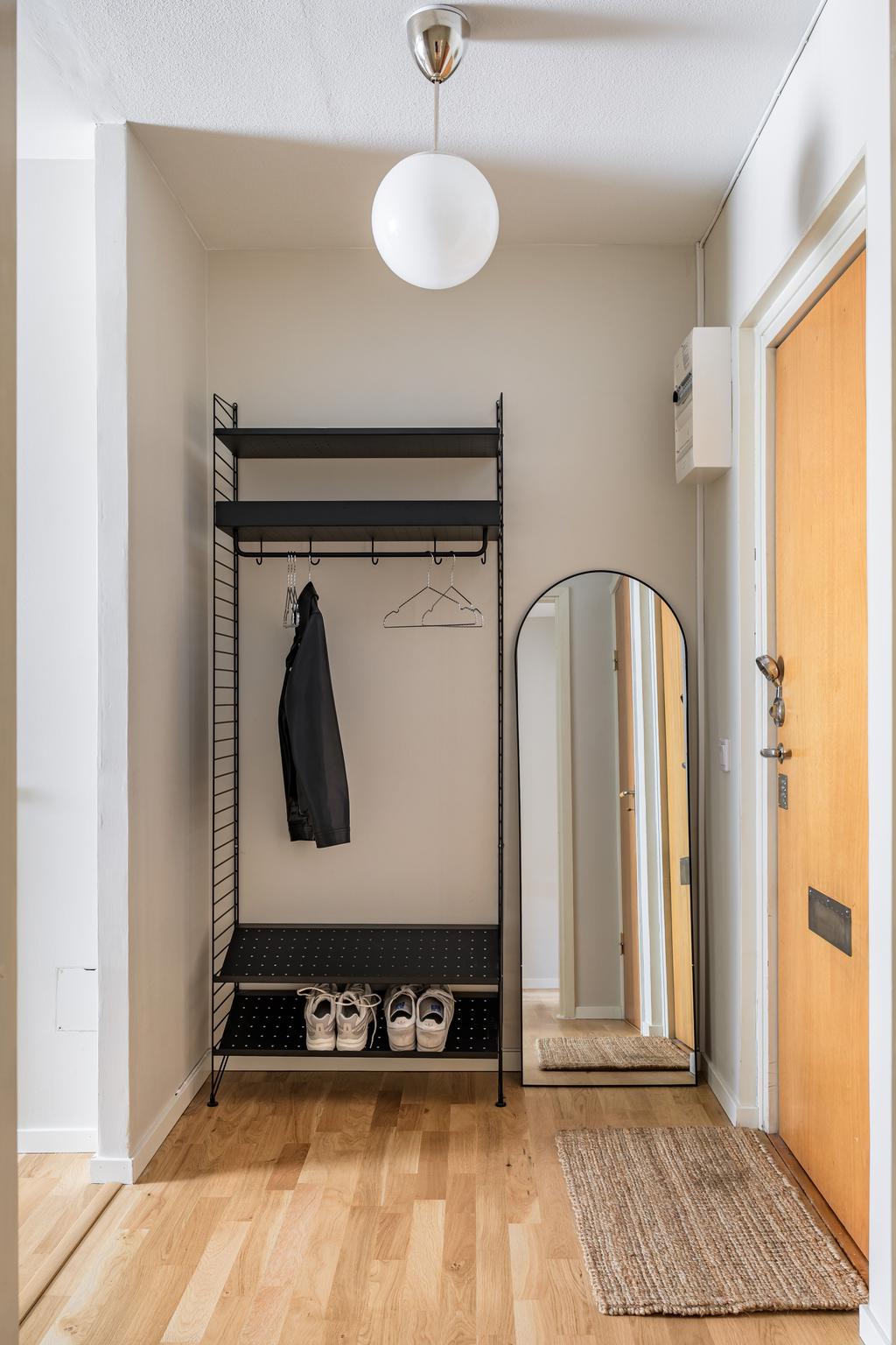 Entréhall med plats för klädavhängning